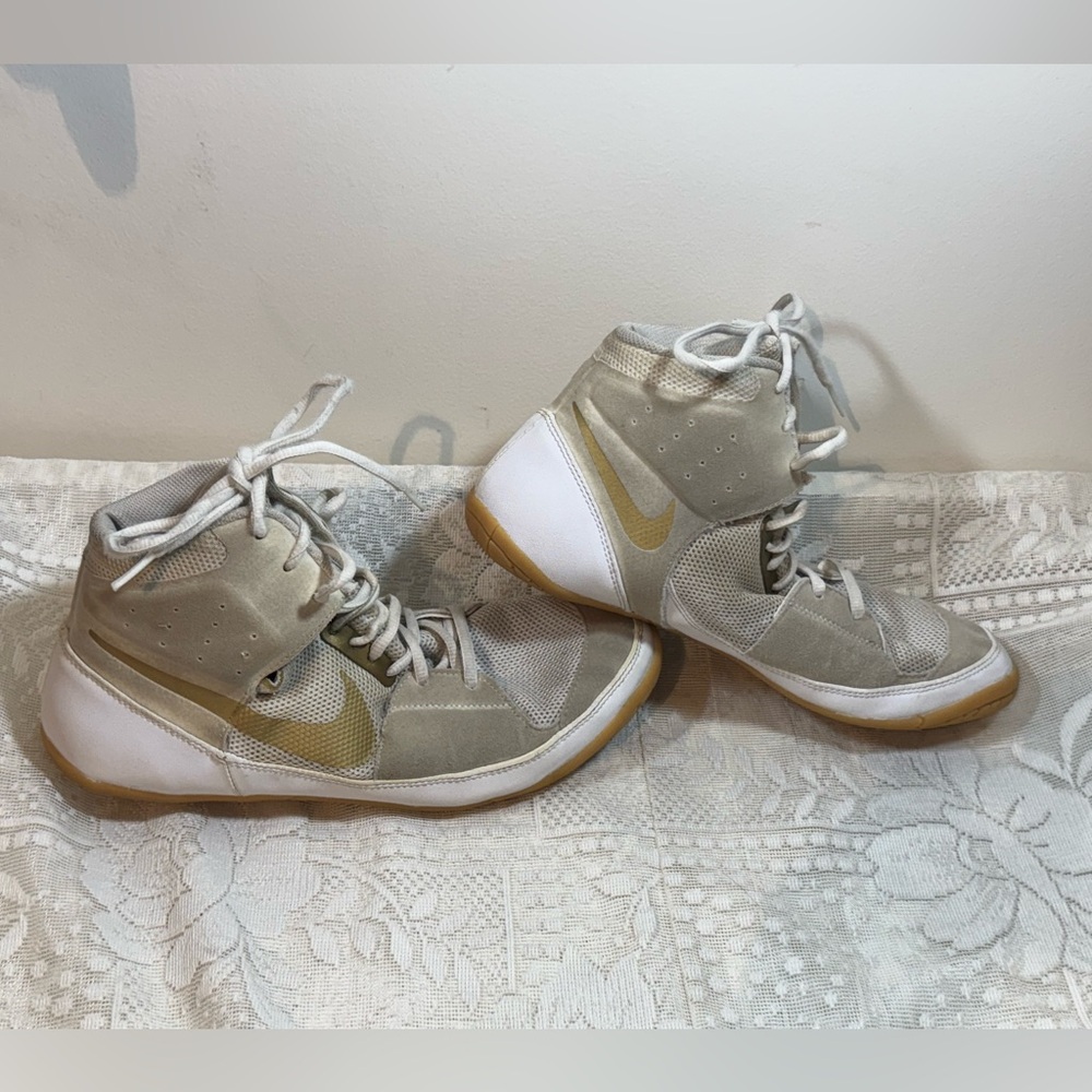 Nike Fury Shoes Mens Size 10  White Gold AO2416-170 Gum Sole- Wrestling Shoes